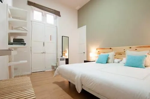 Konukevi Triana 103 & 3*