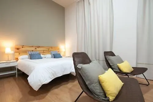 בית הארחה Triana 103 & 3*