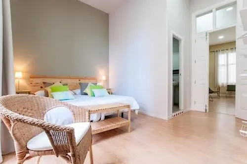 Triana 103 & בית הארחה 3*